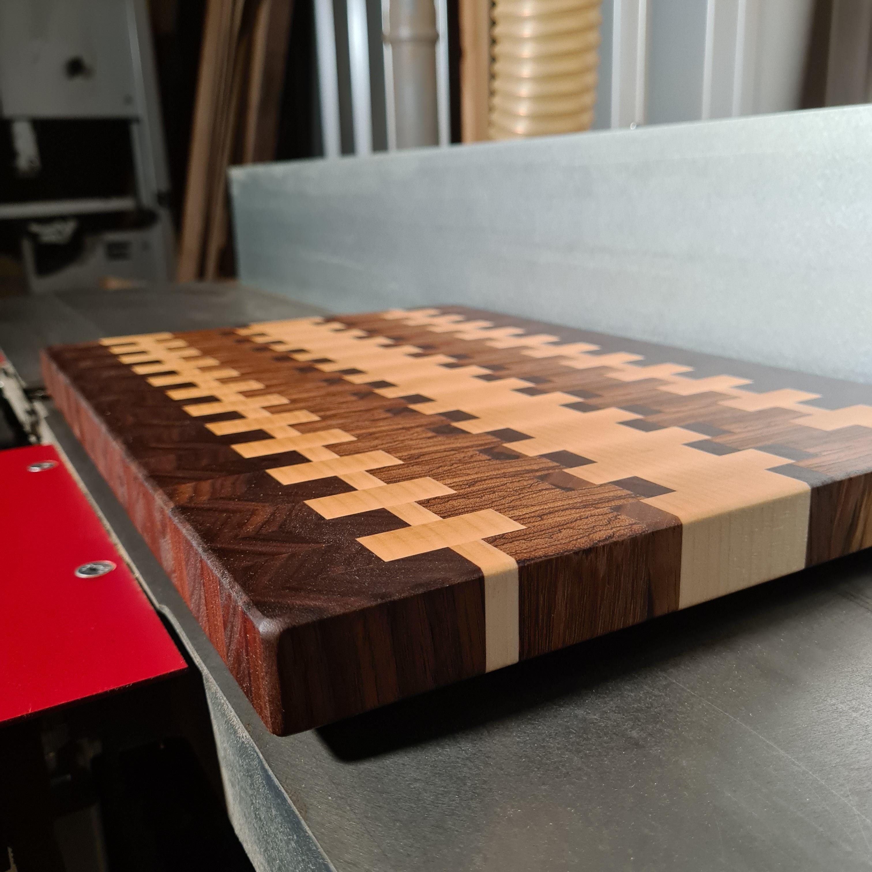 Wood Work NRW - Stirnholz Schneidebrett aus Nussbaum, Ahorn und Zebrano - Designer Schneidebrett