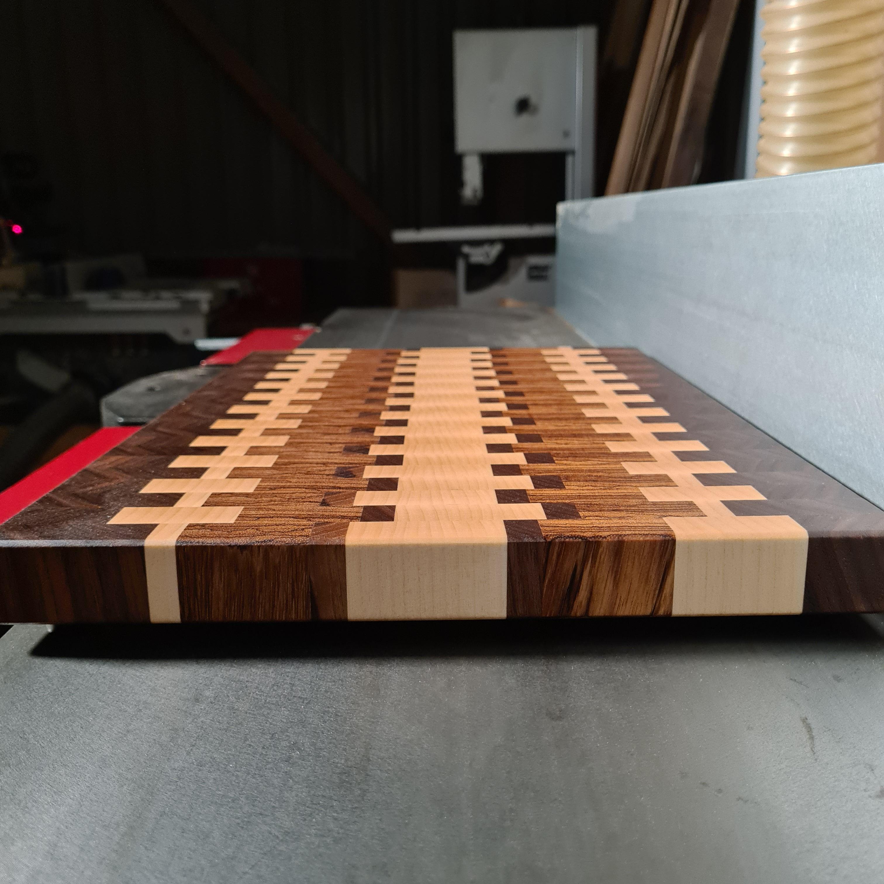 Wood Work NRW - Stirnholz Schneidebrett aus Nussbaum, Ahorn und Zebrano - Designer Schneidebrett