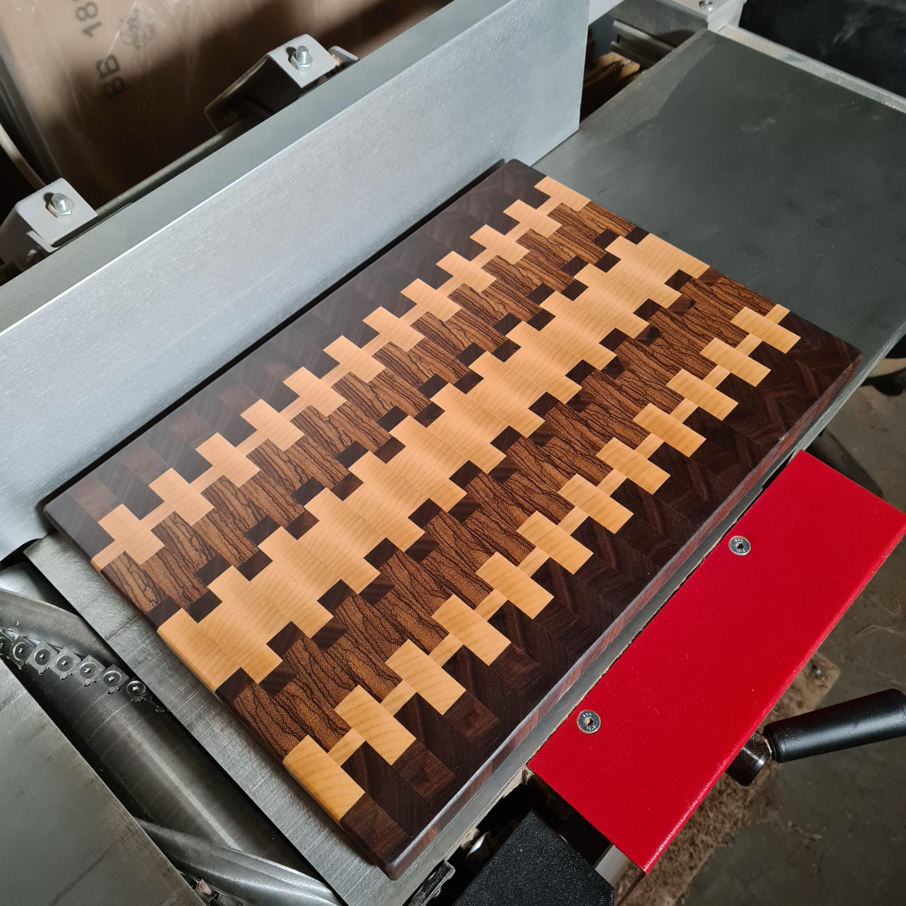 Wood Work NRW - Stirnholz Schneidebrett aus Nussbaum, Ahorn und Zebrano - Designer Schneidebrett