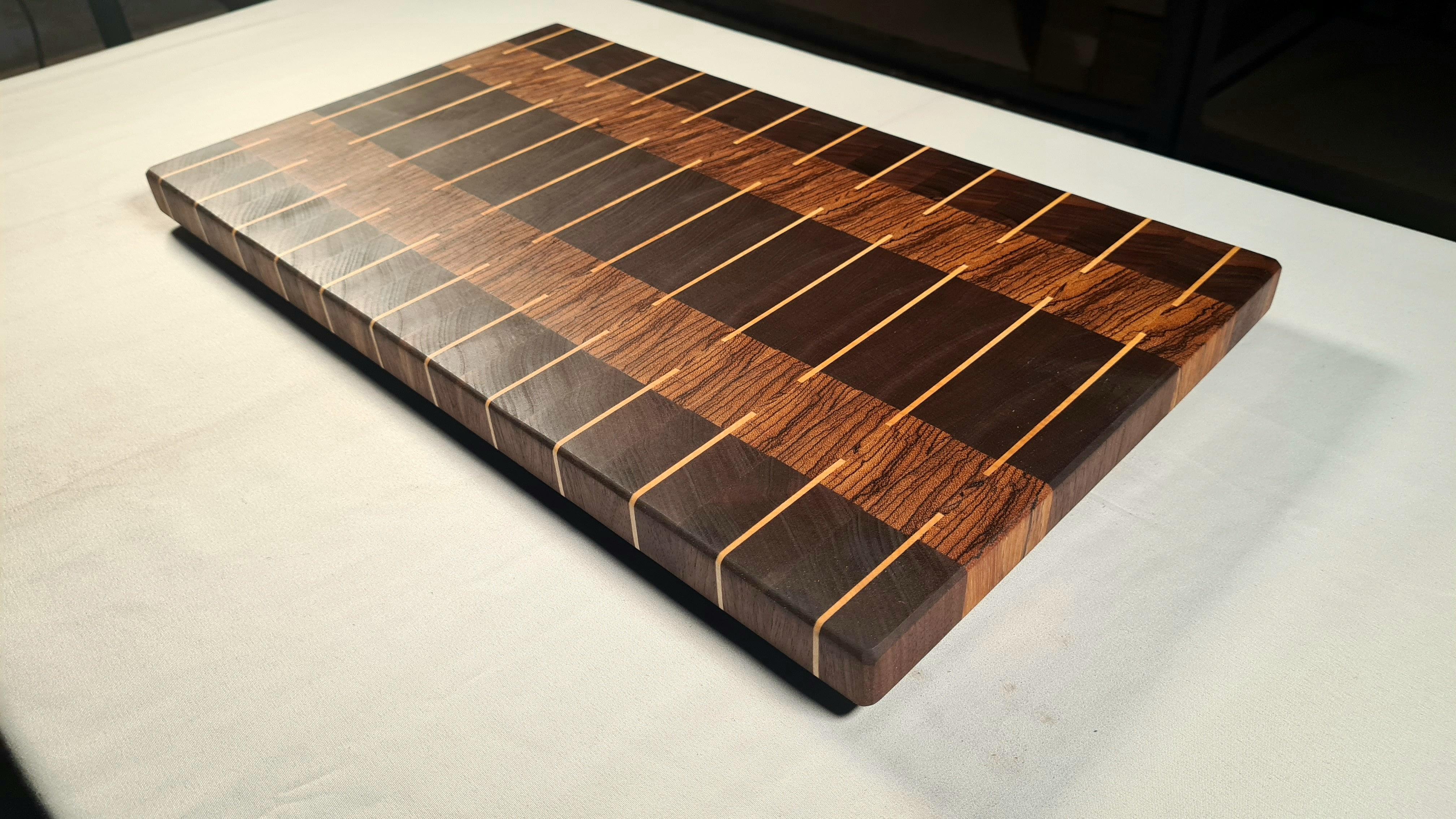 Wood Work NRW - Stirnholz Schneidebrett aus Nussbaum und Ahorn- Designer Schneidebrett