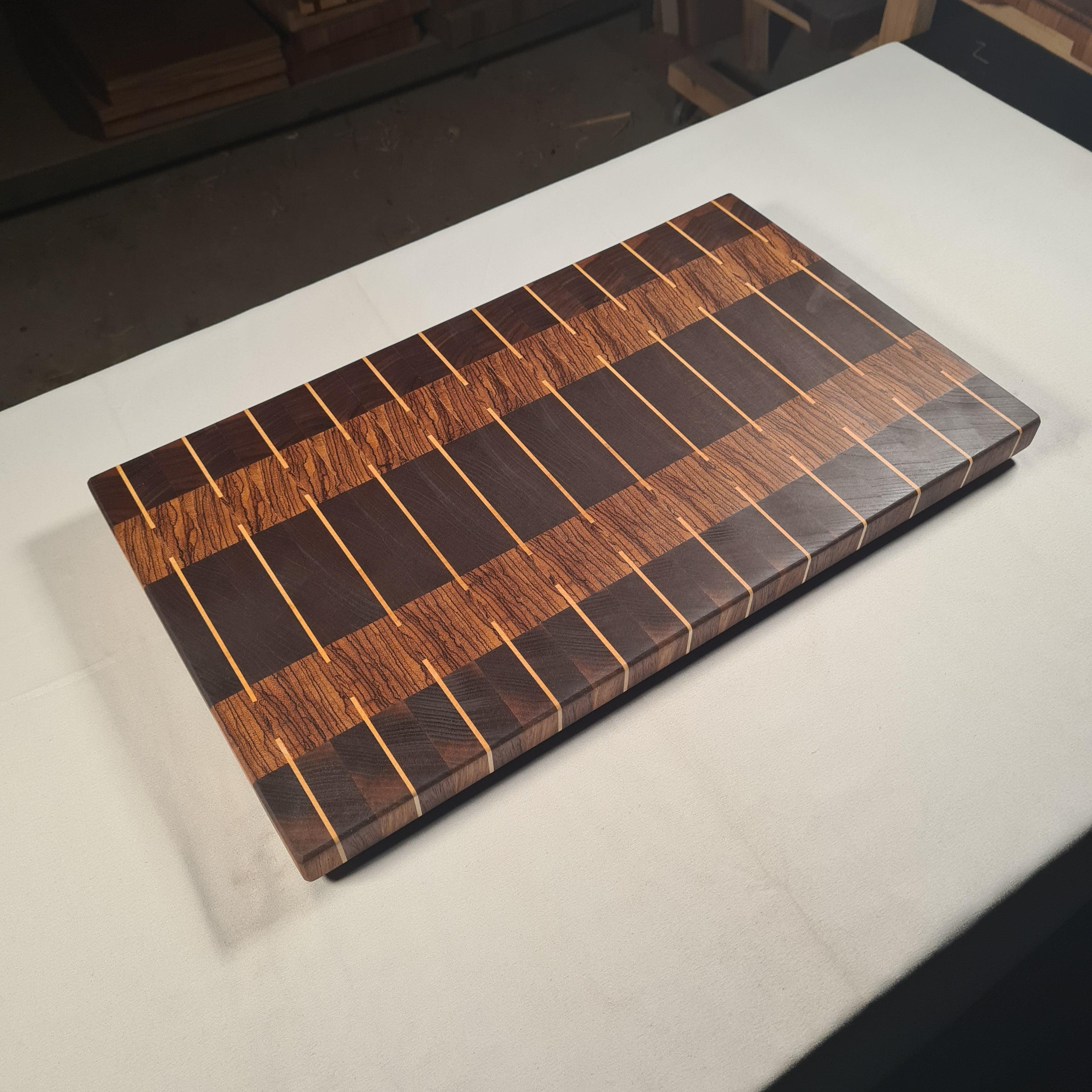 Wood Work NRW - Stirnholz Schneidebrett aus Nussbaum und Ahorn- Designer Schneidebrett