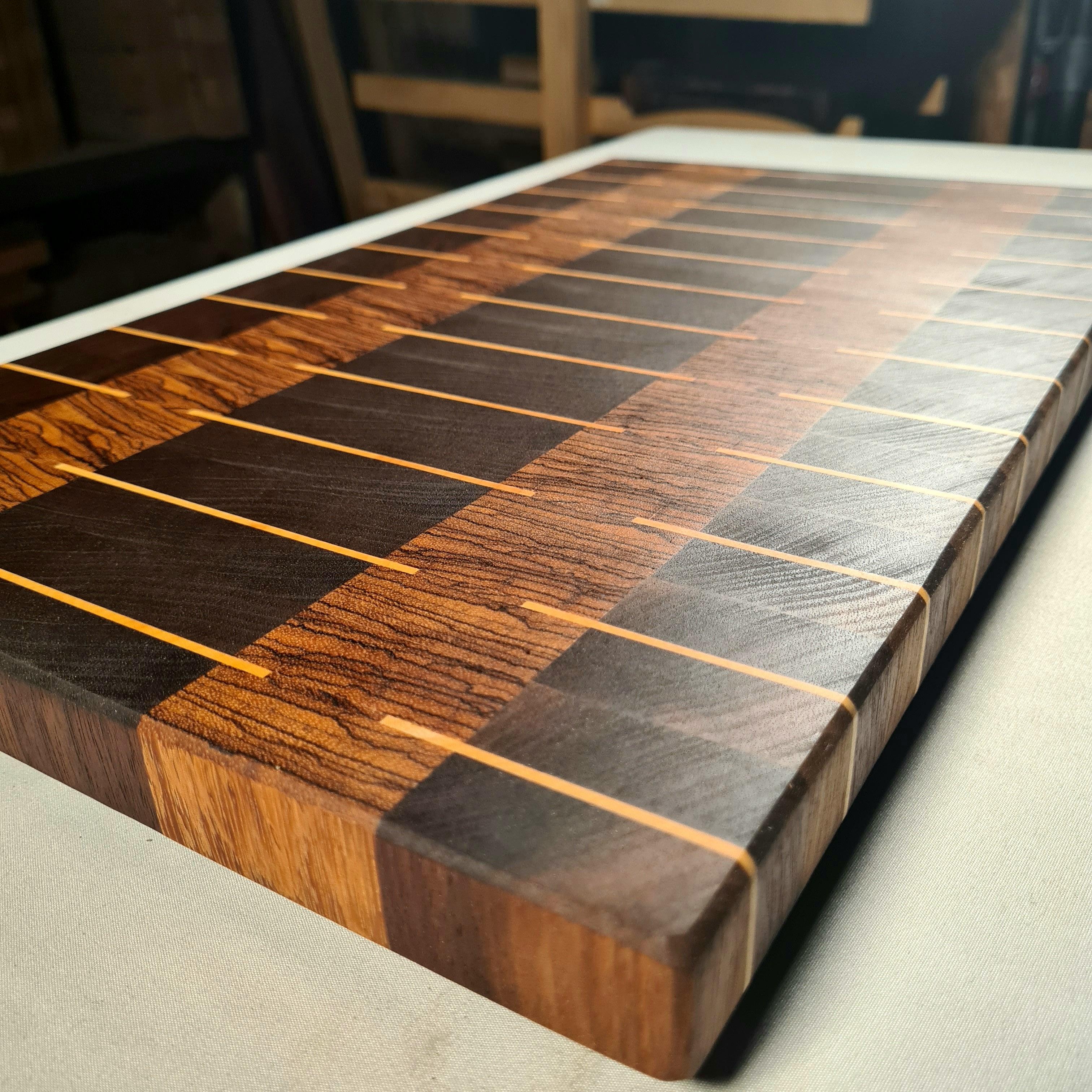 Wood Work NRW - Stirnholz Schneidebrett aus Nussbaum und Ahorn- Designer Schneidebrett