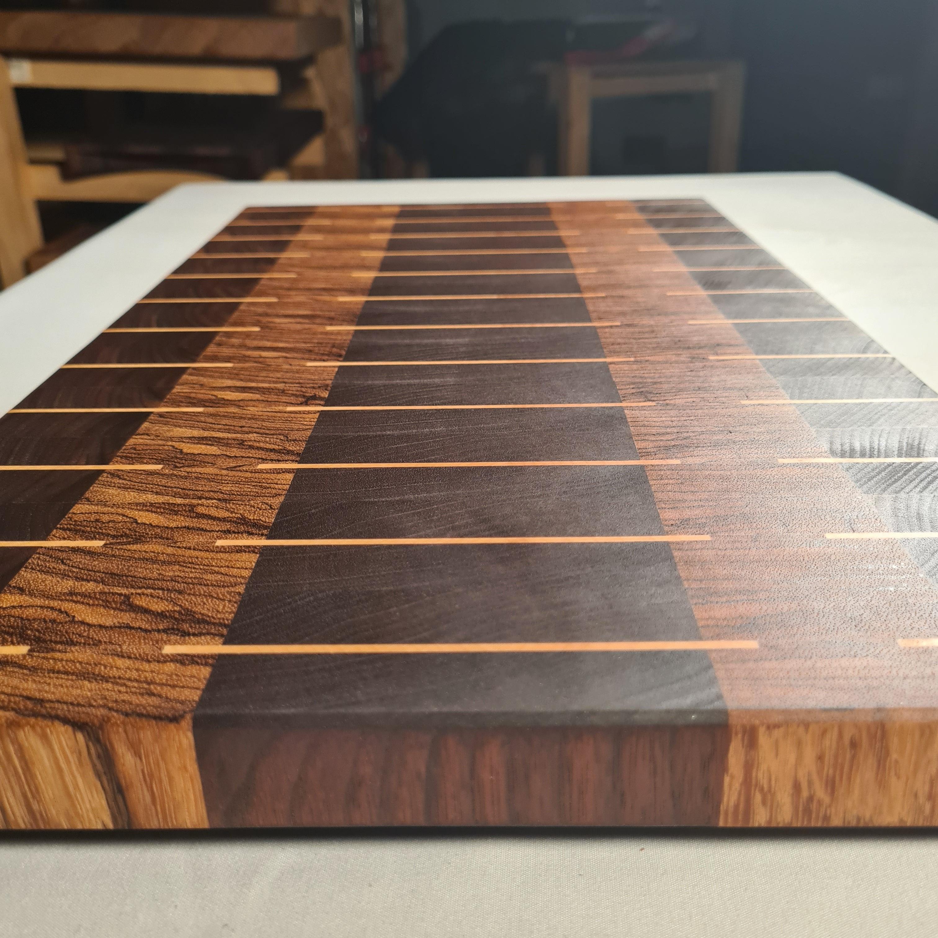Wood Work NRW - Stirnholz Schneidebrett aus Nussbaum und Ahorn- Designer Schneidebrett