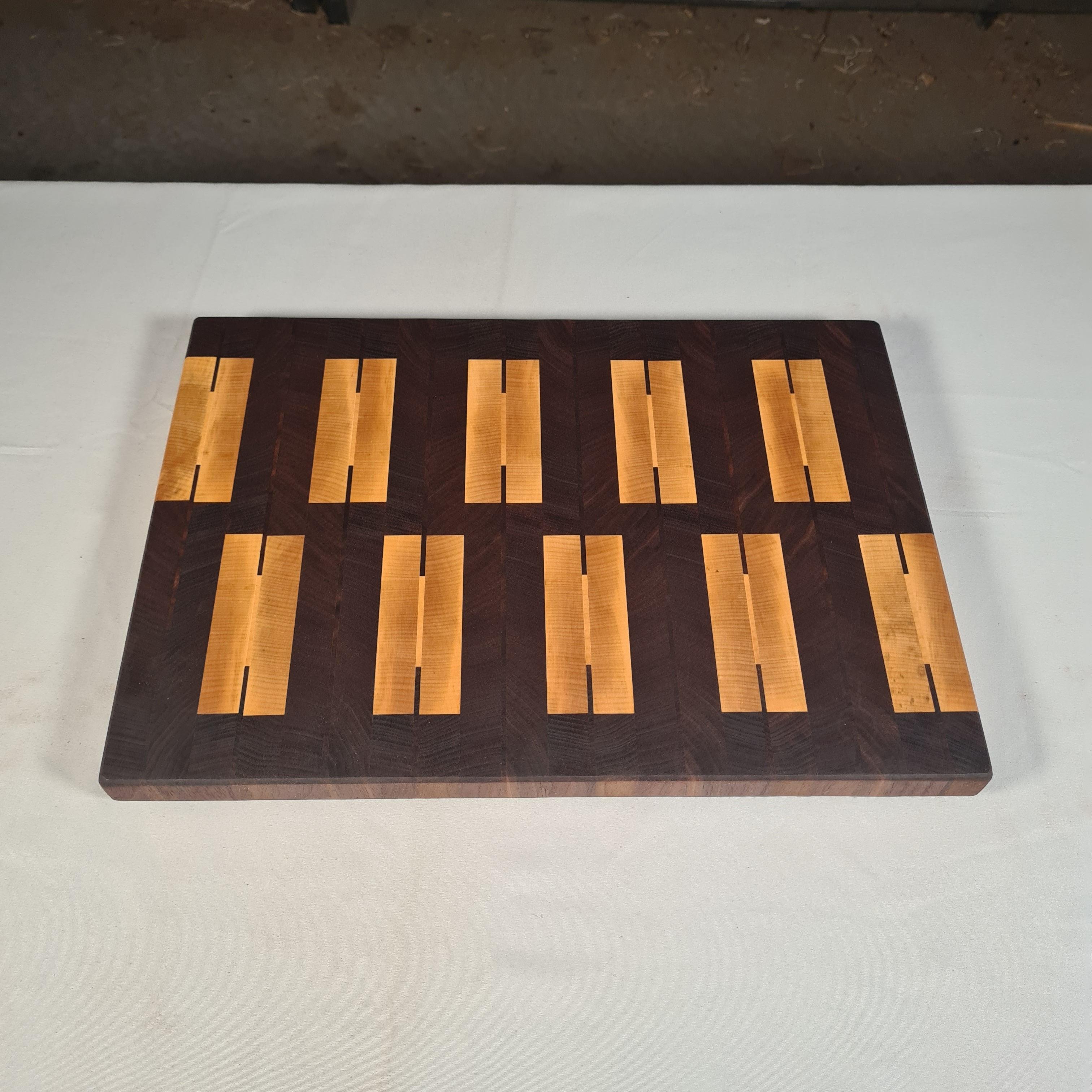 Wood Work NRW - Stirnholz Schneidebrett aus Nussbaum und Ahorn- Designer Schneidebrett