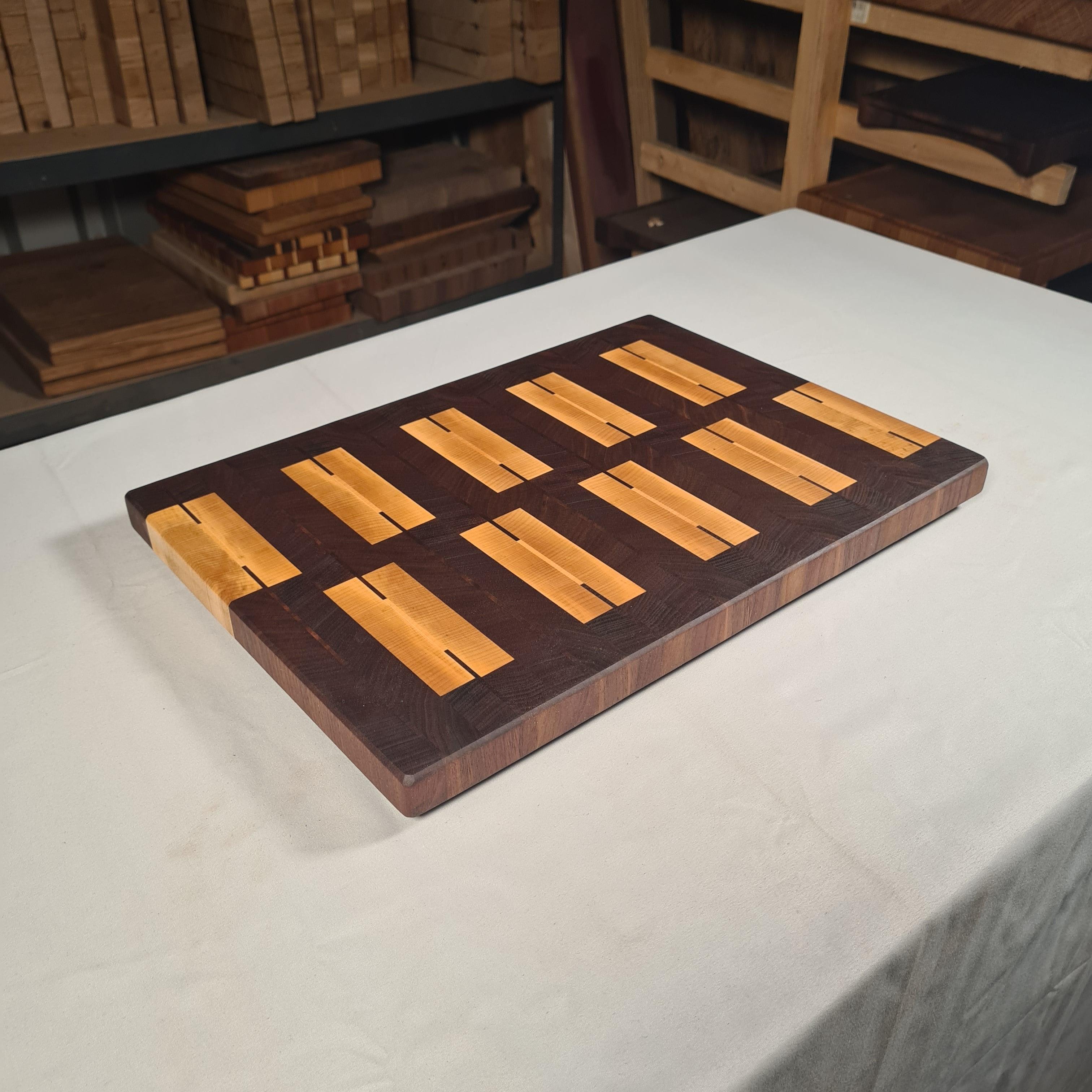 Wood Work NRW - Stirnholz Schneidebrett aus Nussbaum und Ahorn- Designer Schneidebrett