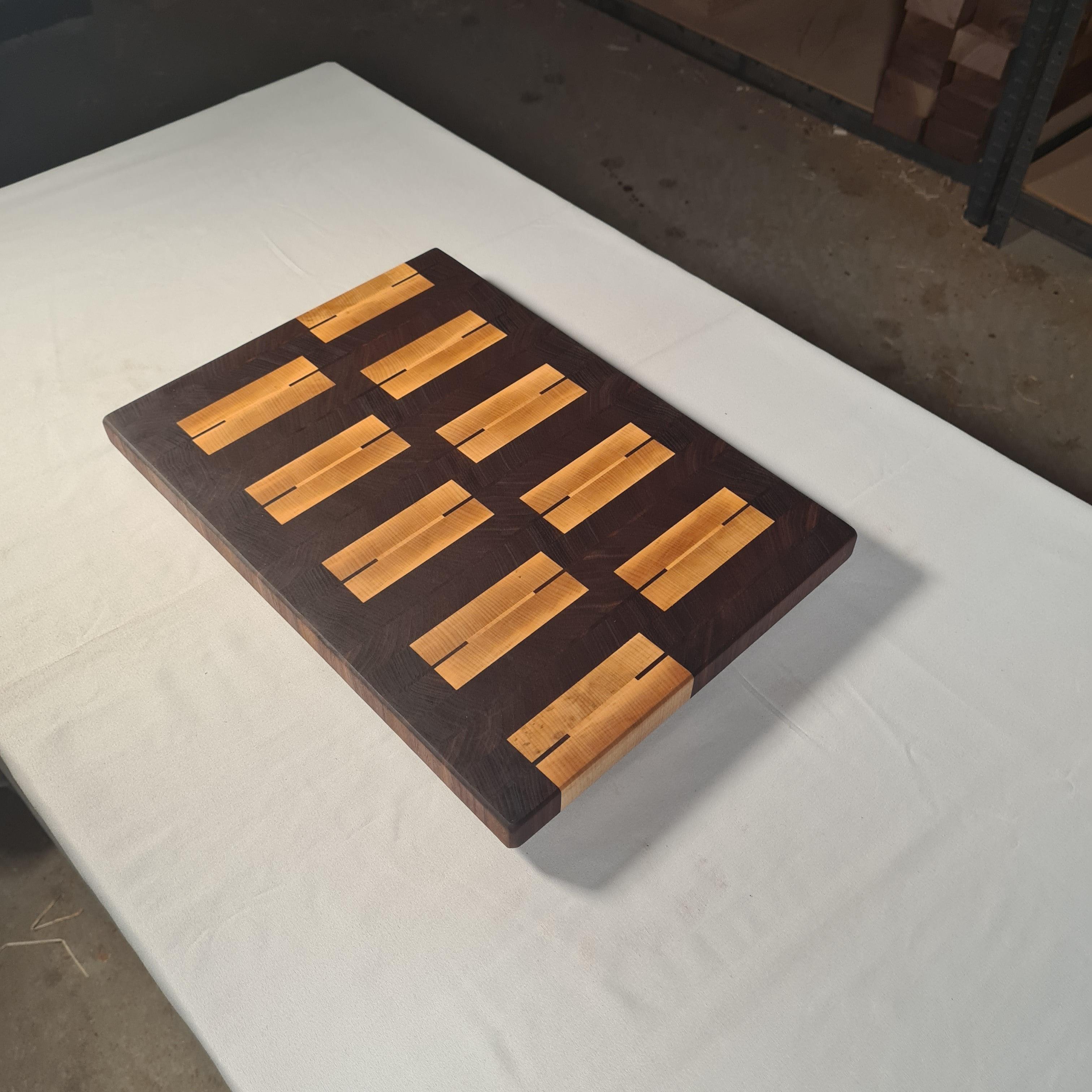 Wood Work NRW - Stirnholz Schneidebrett aus Nussbaum und Ahorn- Designer Schneidebrett