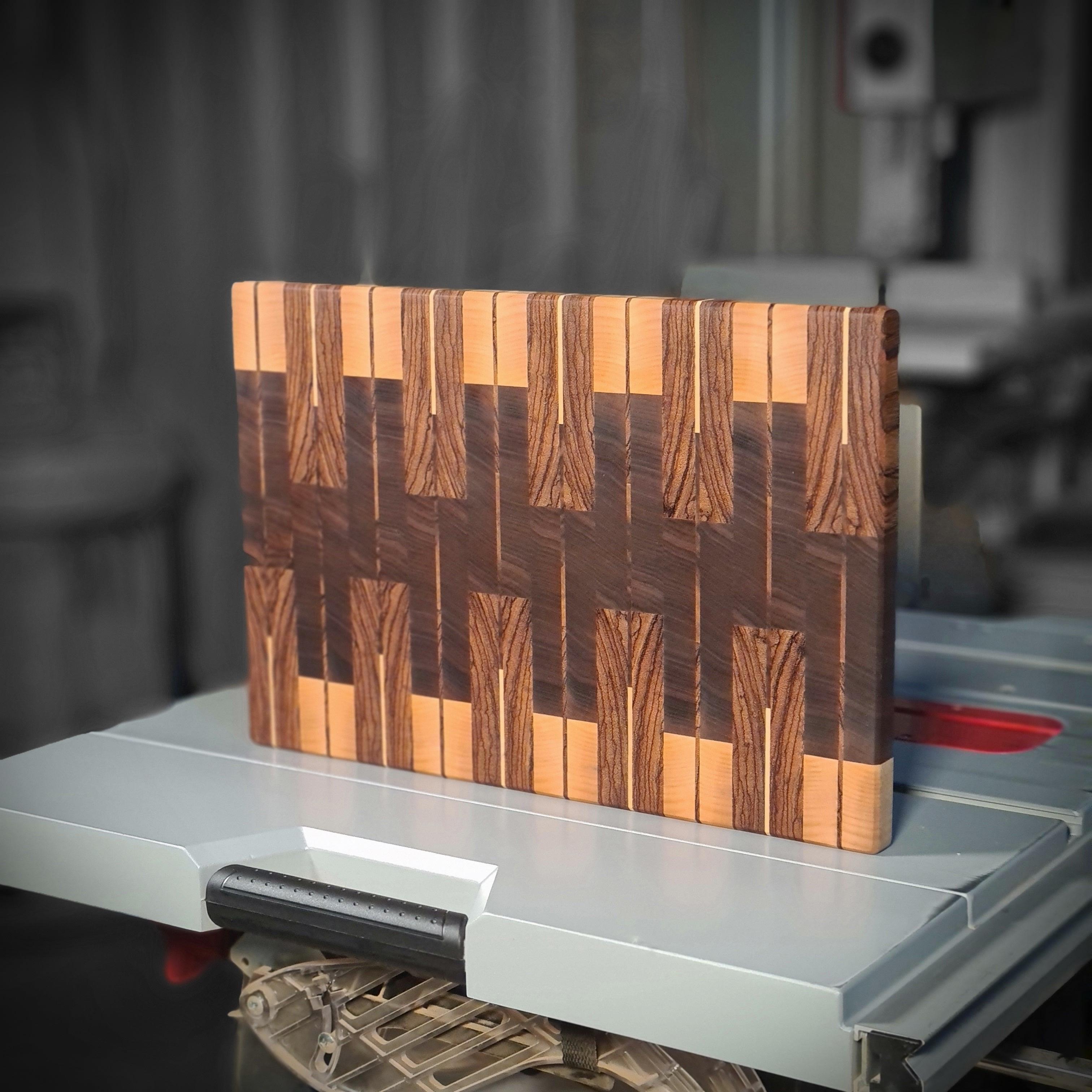 Wood Work NRW - Designer Schneidebrett - Nussbaum, Ahorn und Zebrano