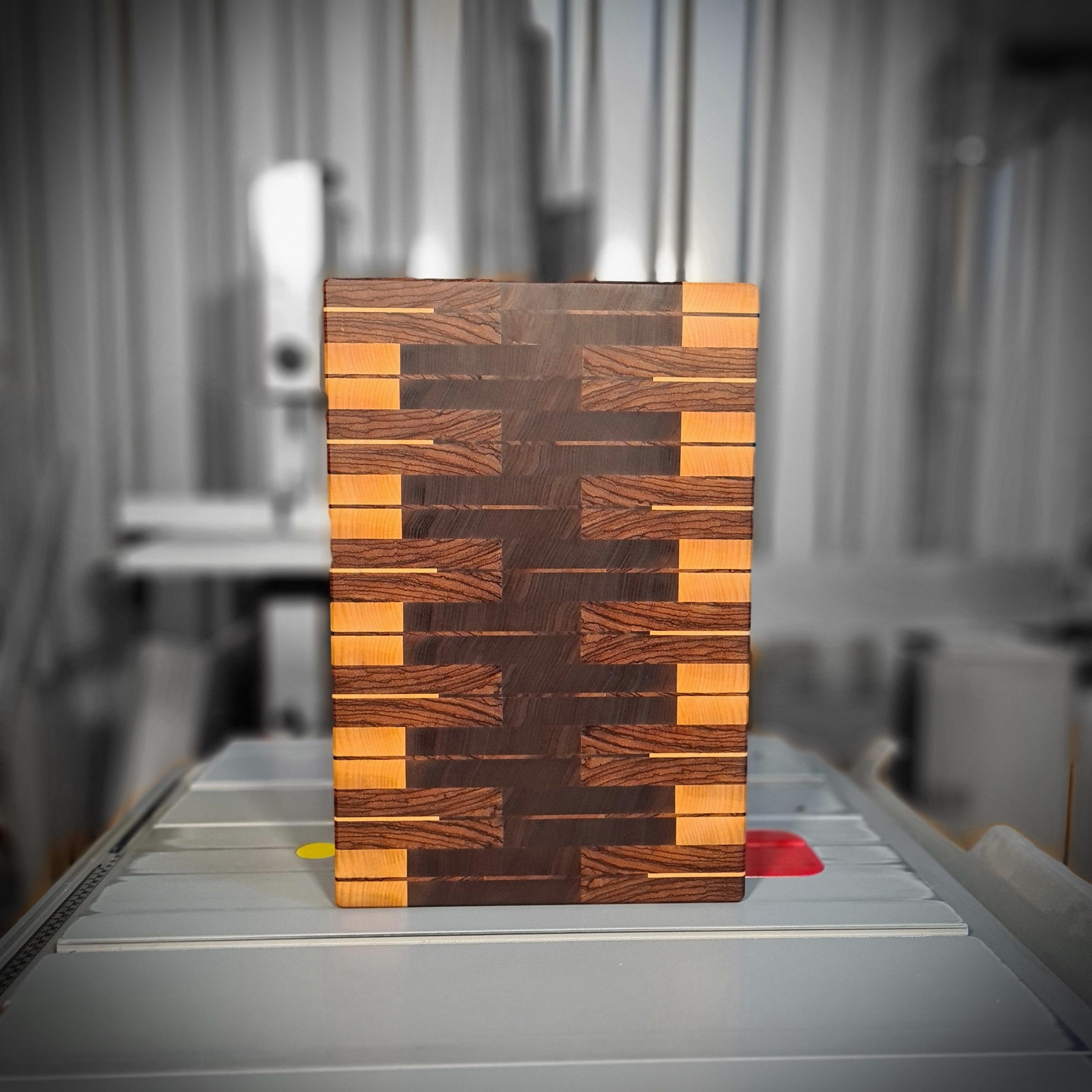 Wood Work NRW - Designer Schneidebrett - Nussbaum, Ahorn und Zebrano