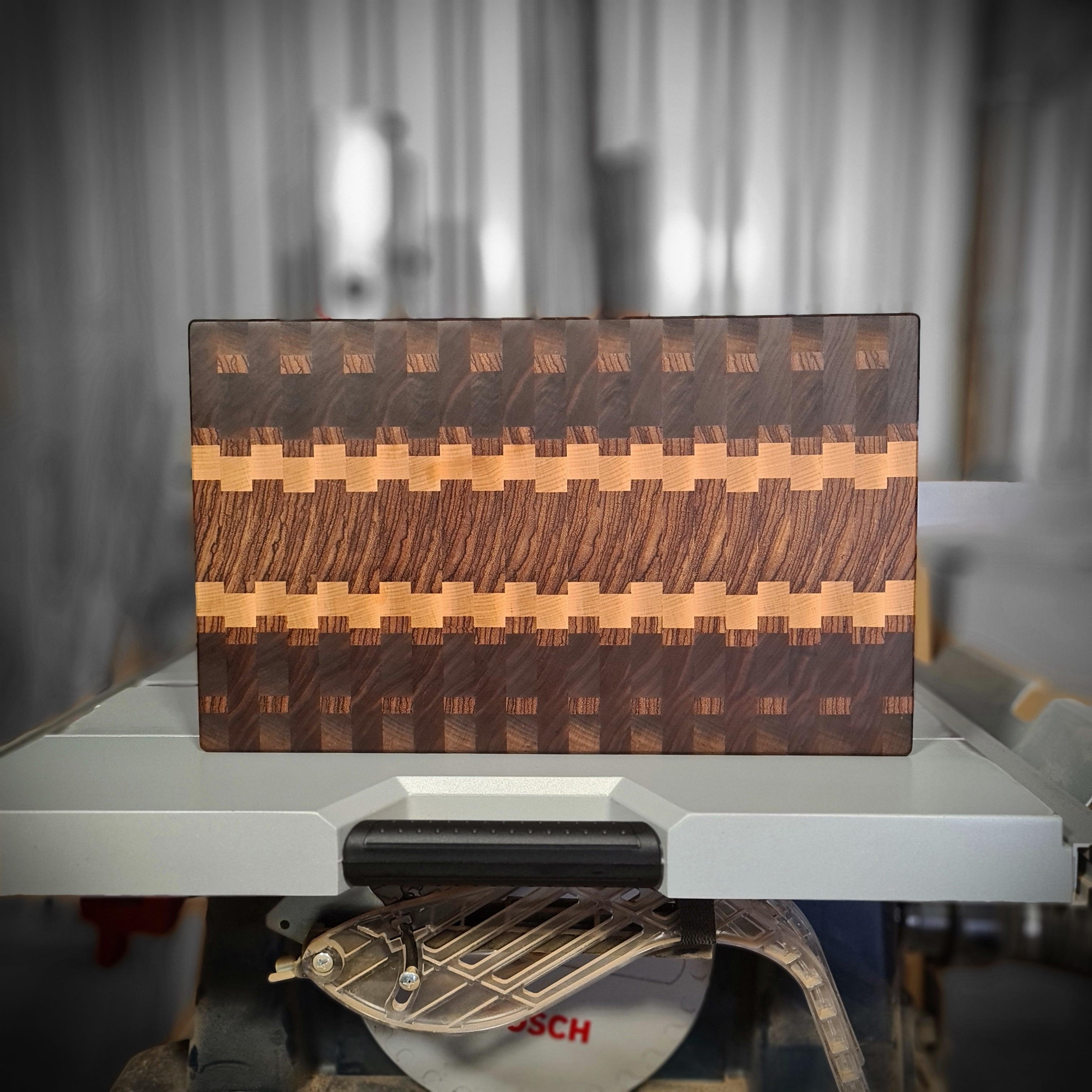 Wood Work NRW - Designer Schneidebrett - Nussbaum, Ahorn und Zebrano
