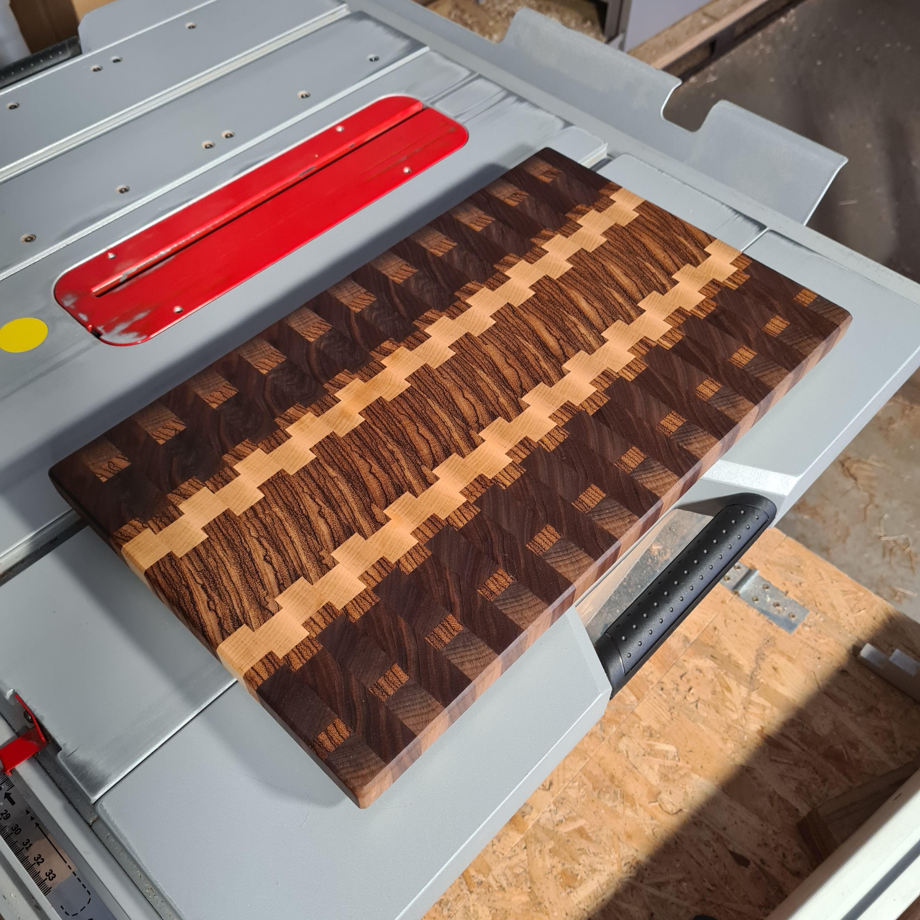Wood Work NRW - Designer Schneidebrett - Nussbaum, Ahorn und Zebrano