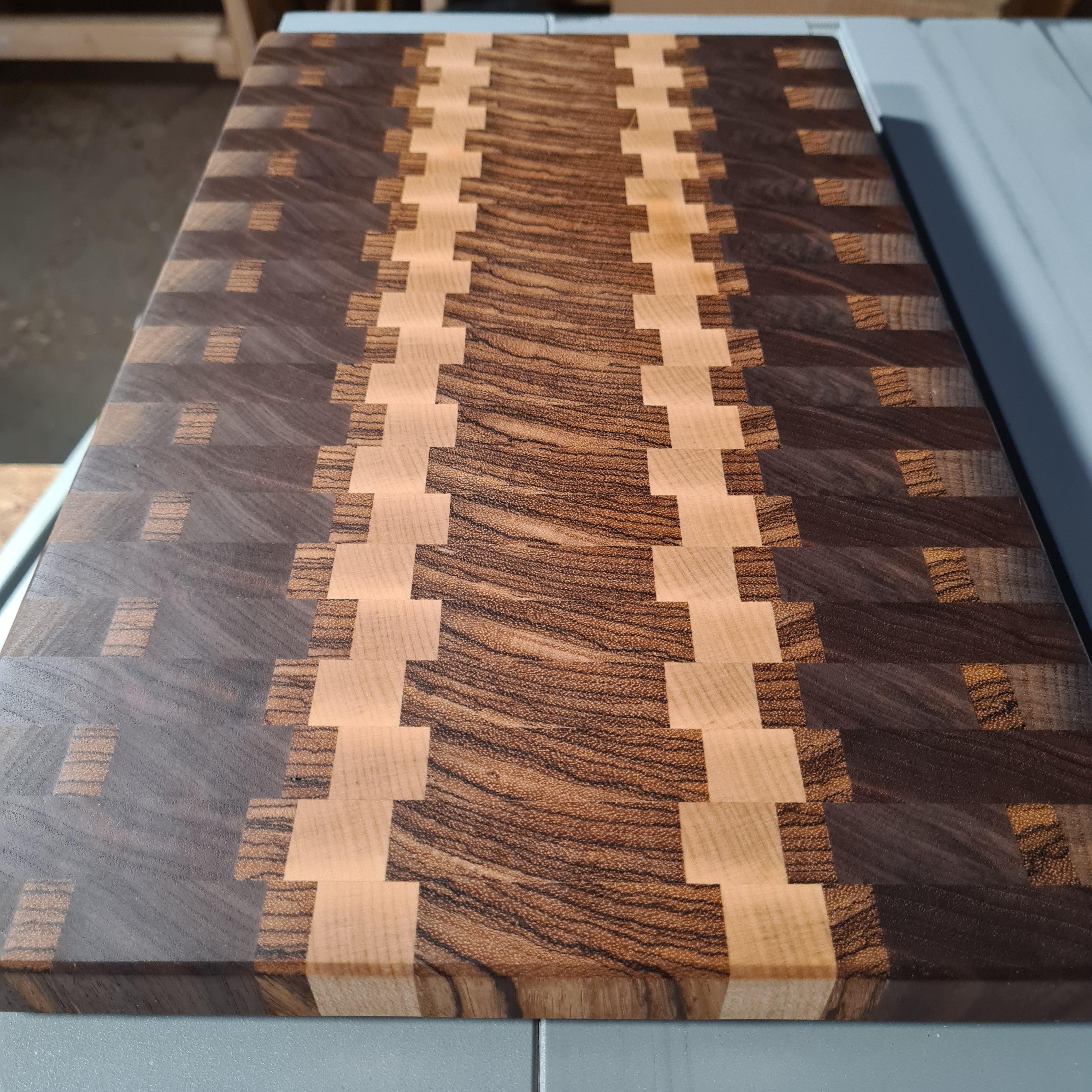 Wood Work NRW - Designer Schneidebrett - Nussbaum, Ahorn und Zebrano