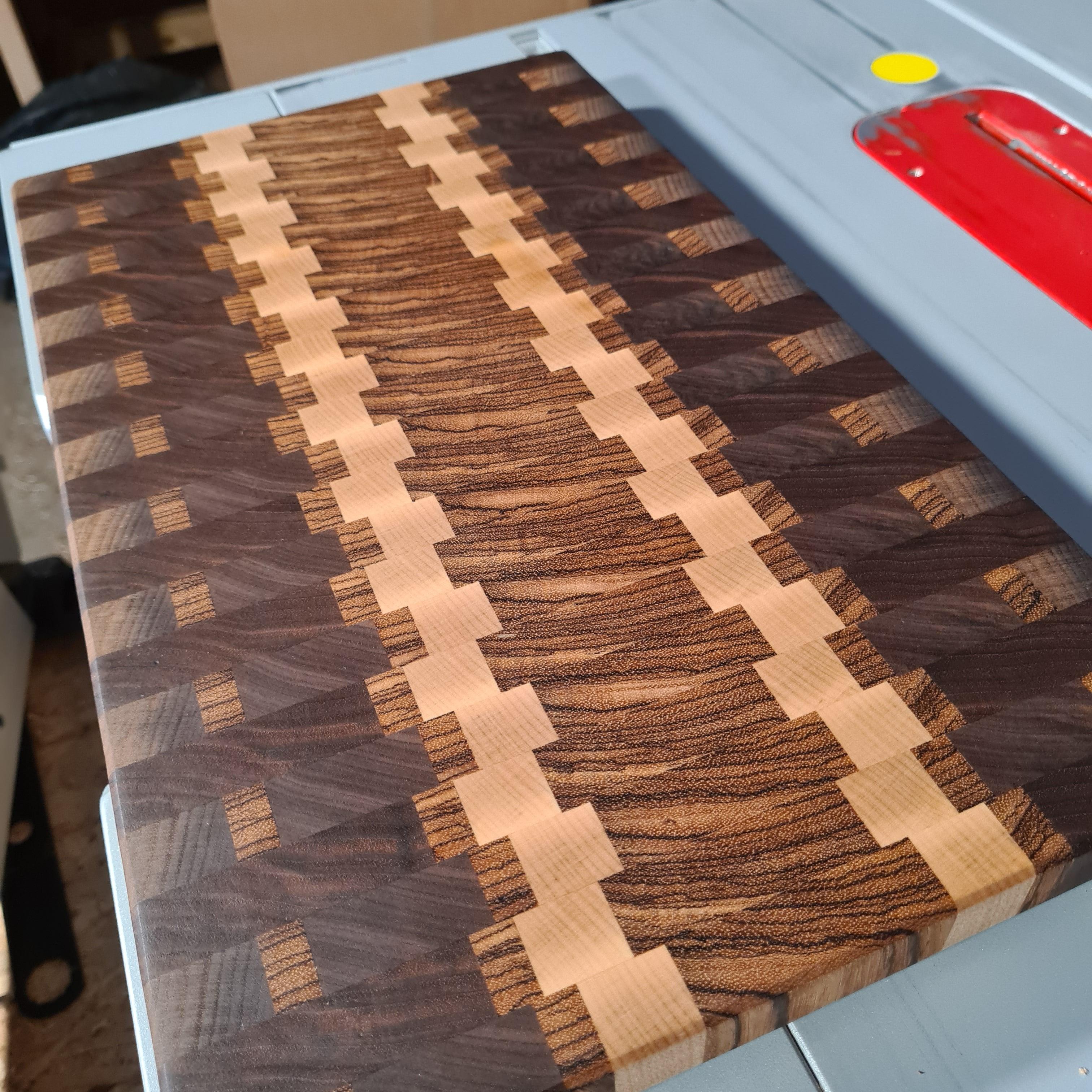 Wood Work NRW - Designer Schneidebrett - Nussbaum, Ahorn und Zebrano