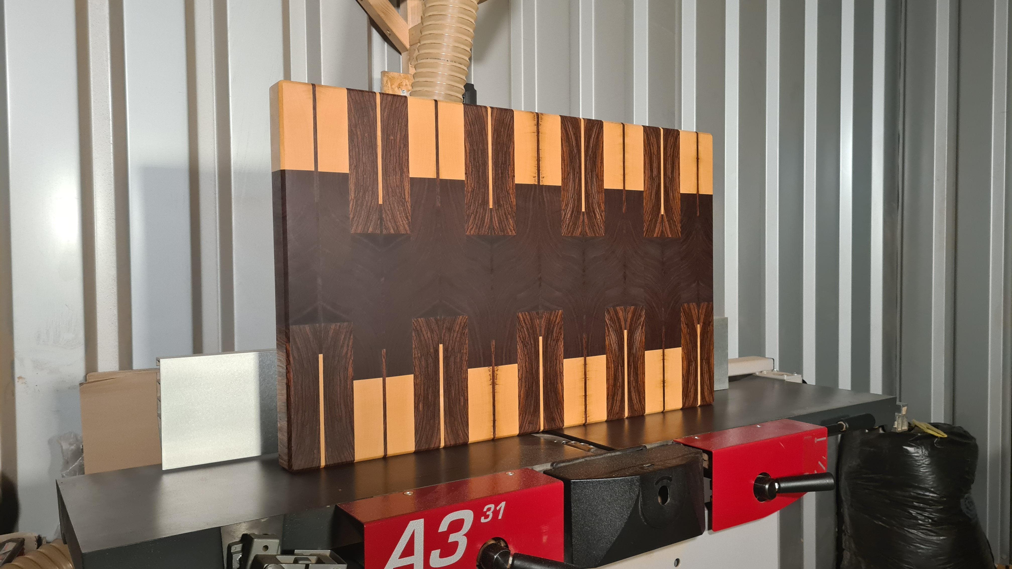 Wood Work NRW - Designer Schneidebrett - Nussbaum, Ahorn und Zebrano