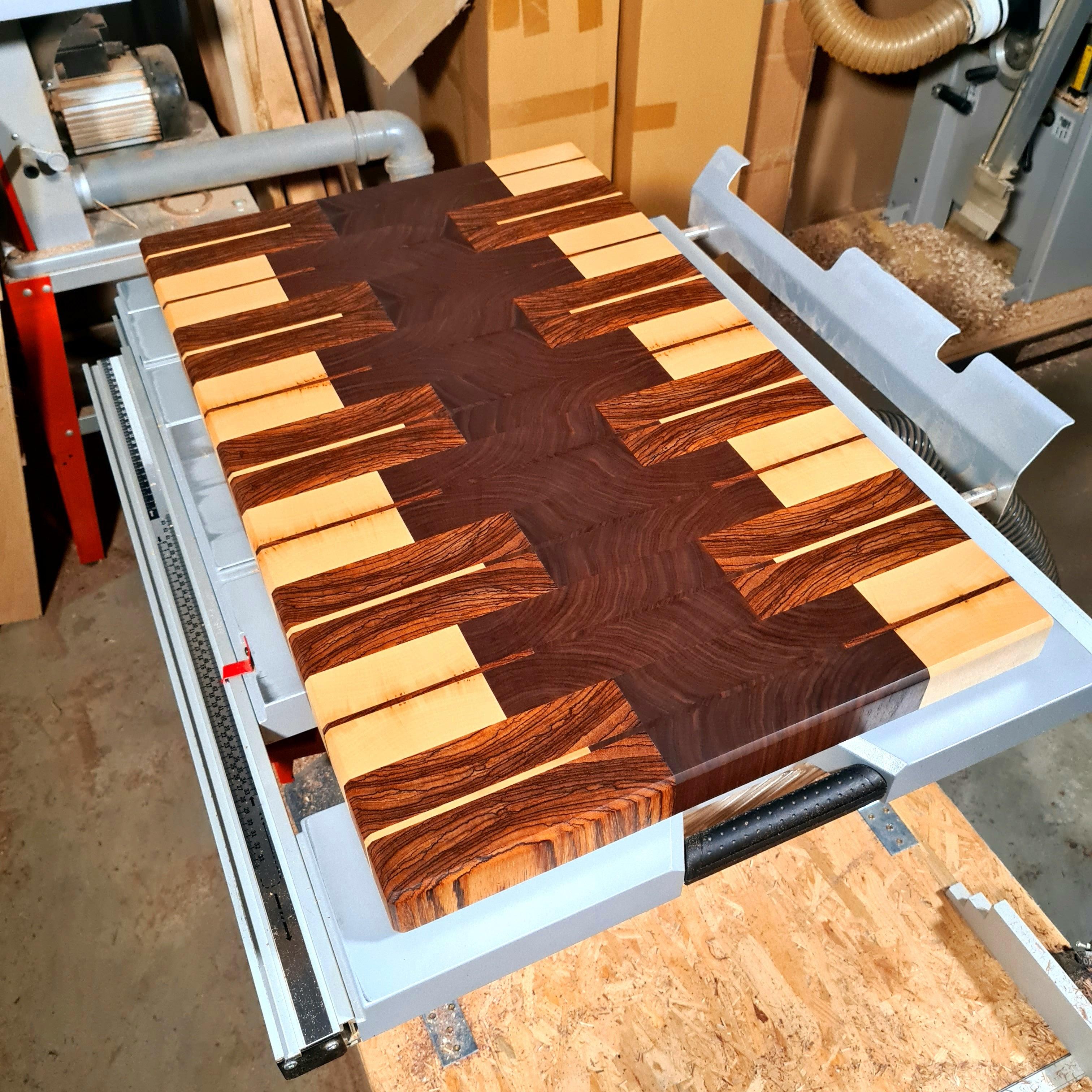 Wood Work NRW - Designer Schneidebrett - Nussbaum, Ahorn und Zebrano