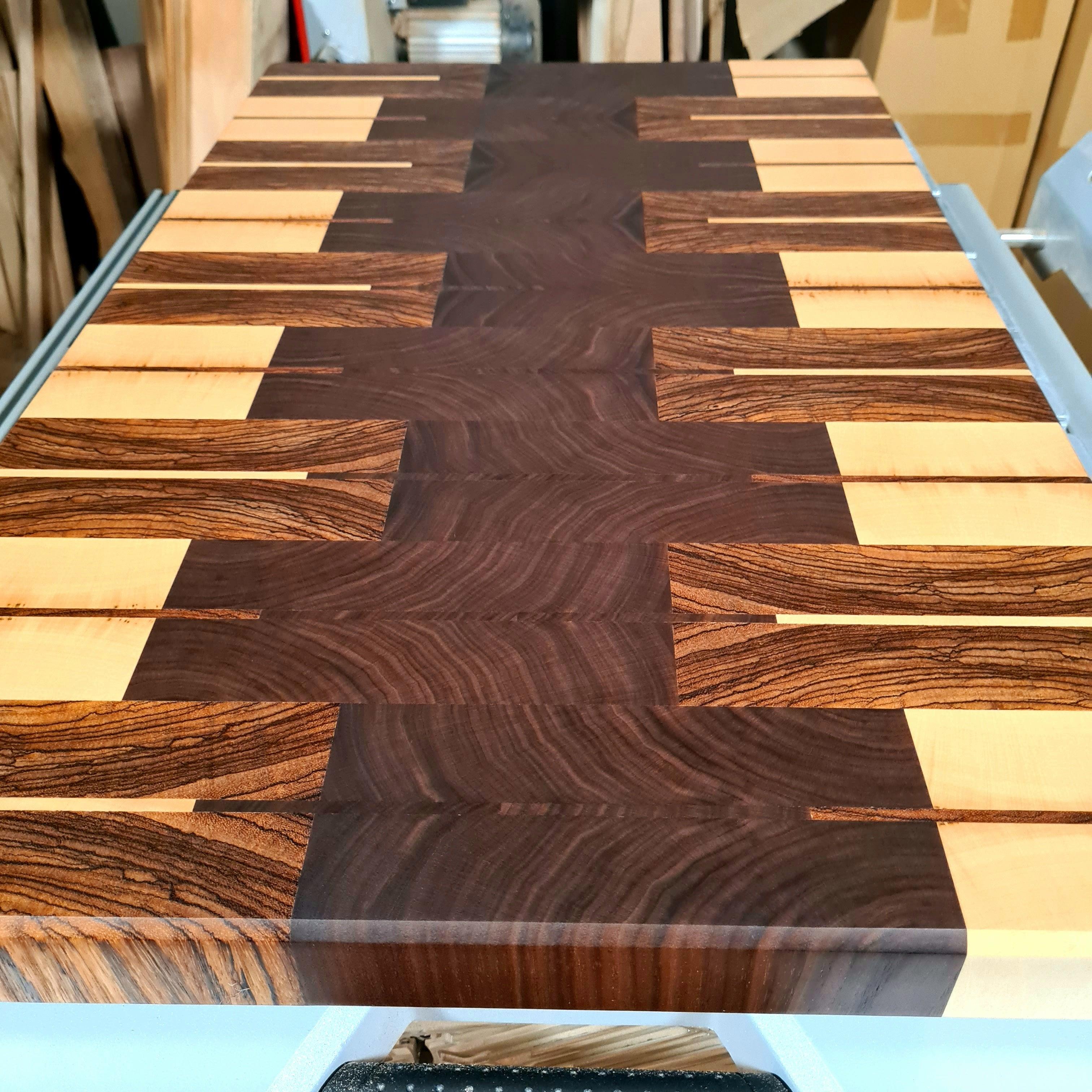 Wood Work NRW - Designer Schneidebrett - Nussbaum, Ahorn und Zebrano