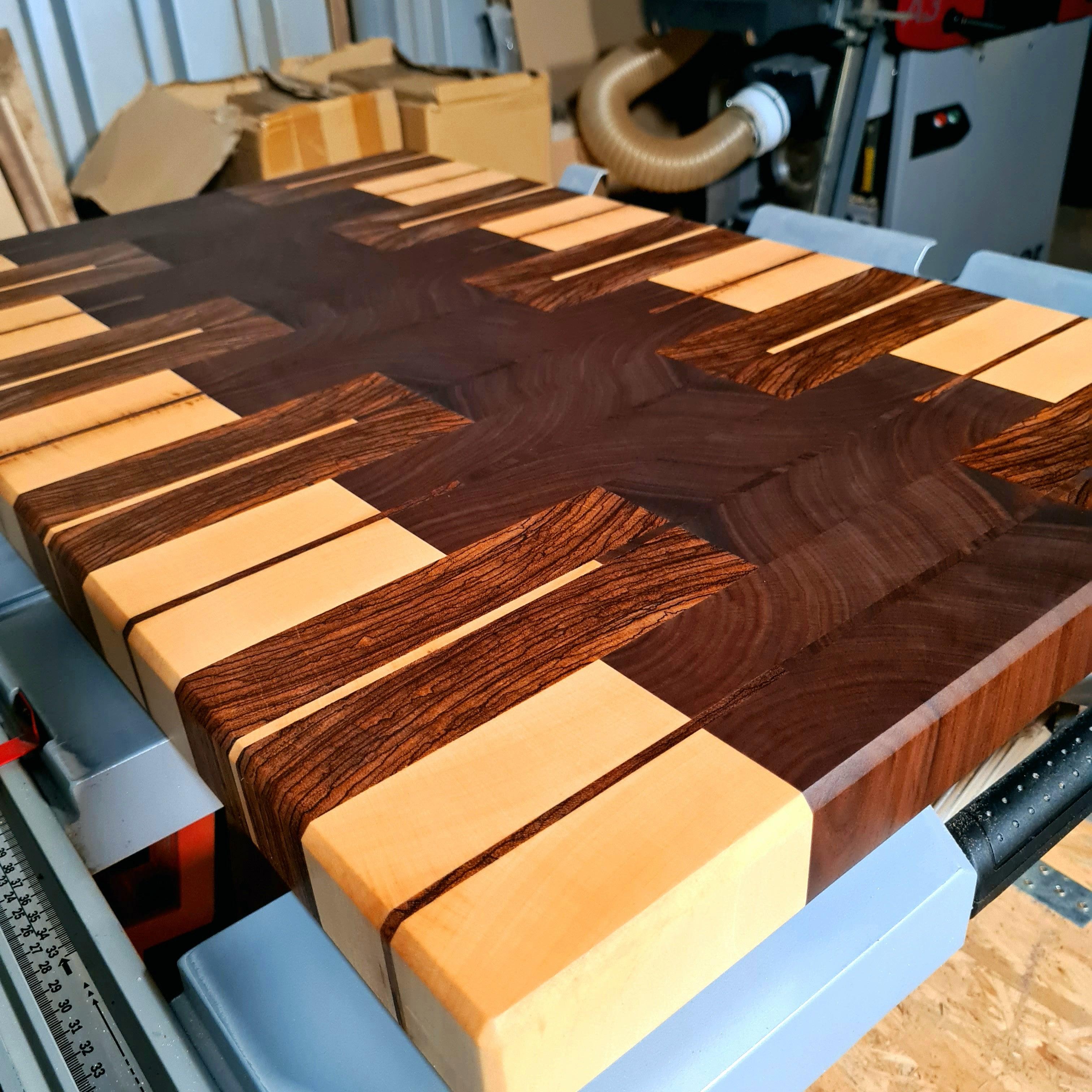 Wood Work NRW - Designer Schneidebrett - Nussbaum, Ahorn und Zebrano