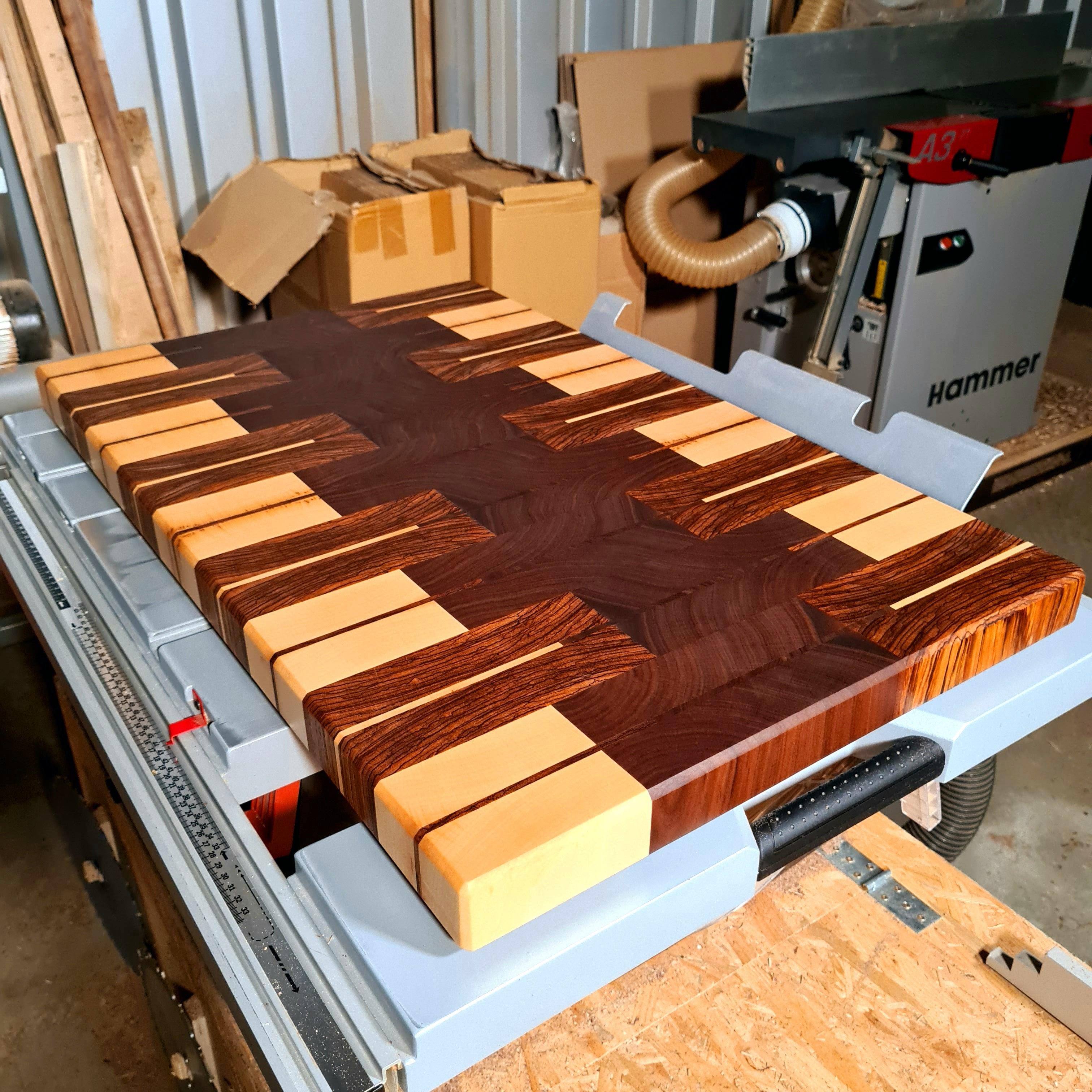 Wood Work NRW - Designer Schneidebrett - Nussbaum, Ahorn und Zebrano