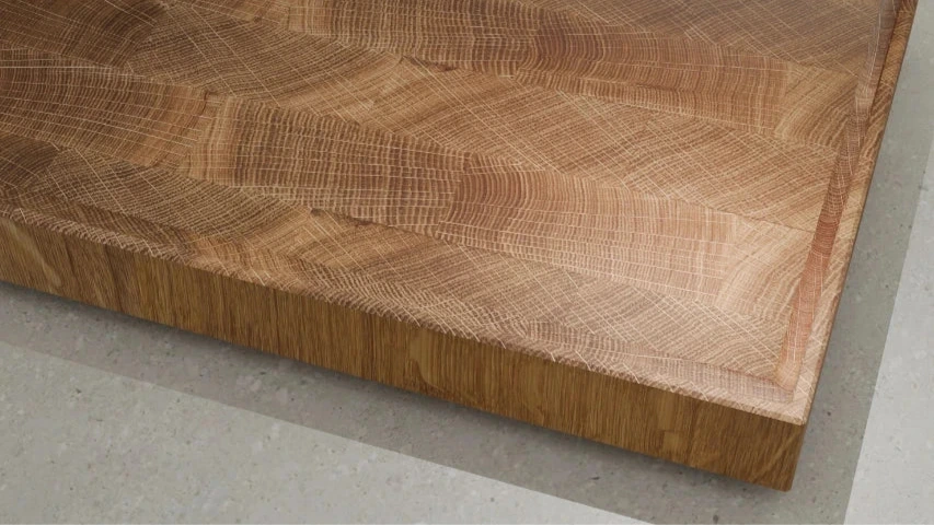 Hier sehen sie ein unfassbar hochwertiges Schneidebrett aus Eichen Holz mit Saftrille