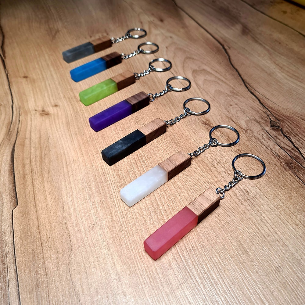 Schluesselanhaenger aus Epoxidharz und Holz - Alle Farben - Wood Work NRW