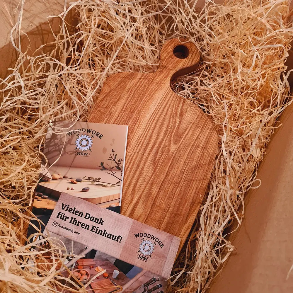 Schneidebrett aus Holz mit Griff