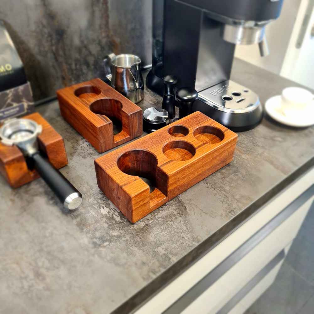 Hochwertige Tamper Station aus Holz – perfekte Ablage für Siebträger & Tamper