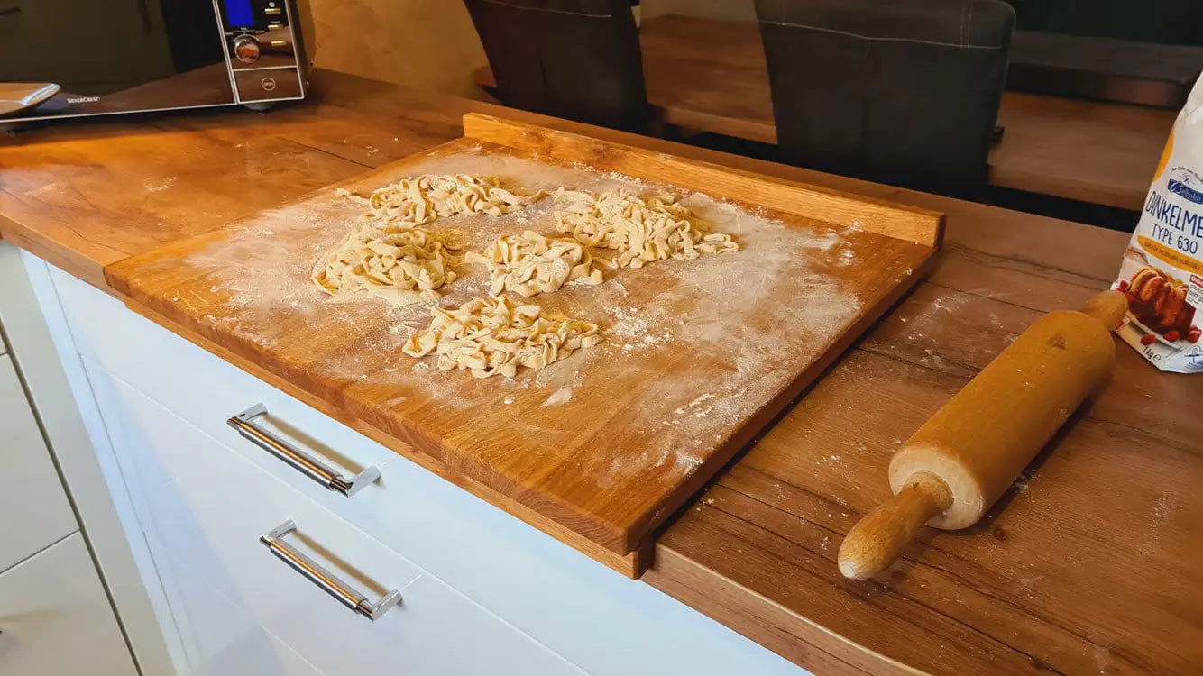 Backbrett aus Holz - Großes Backbrett - Backbrett mit zwei Anschlagkanten - Wood Work NRW