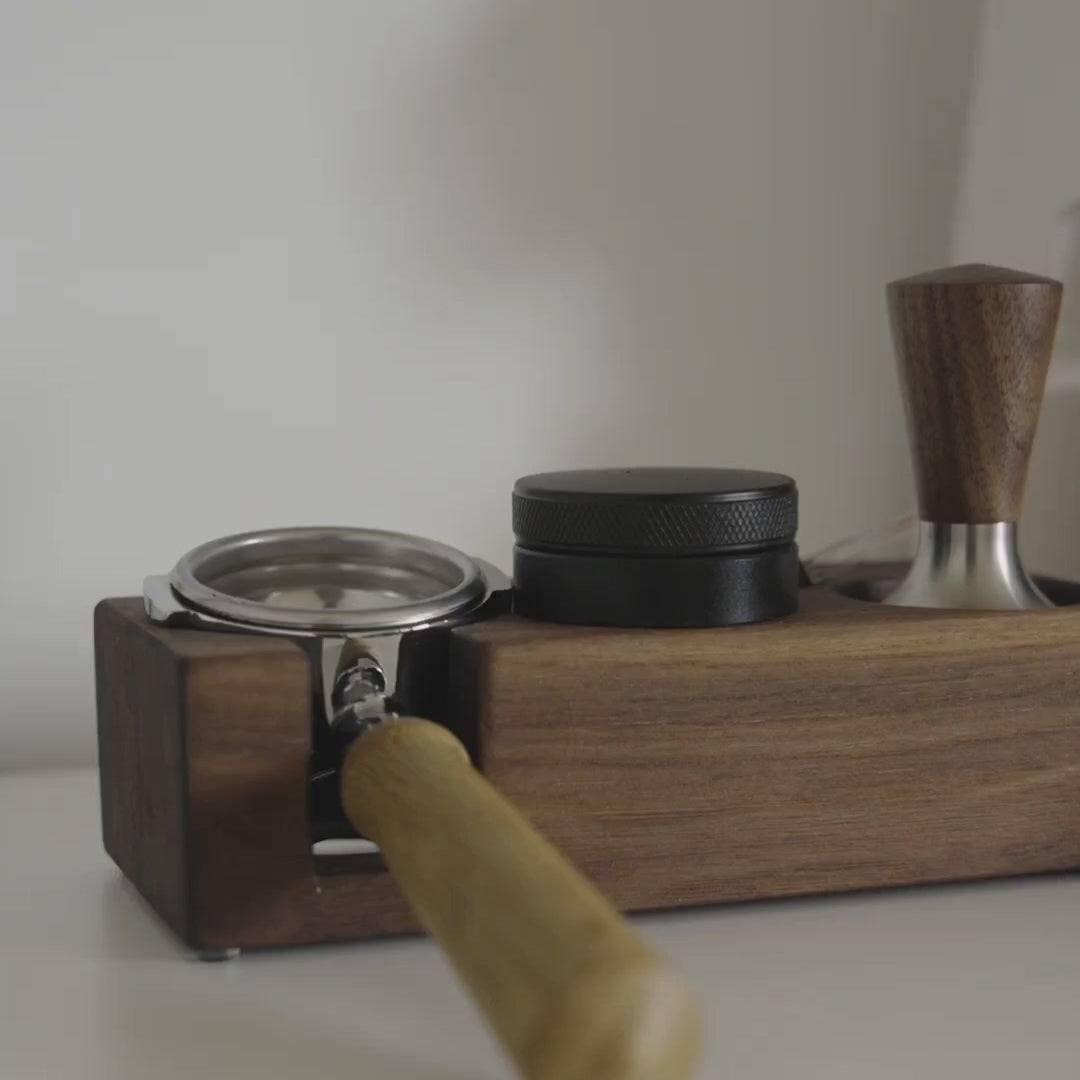 Hochwertige Tamper Station aus Holz – perfekte Ablage für Siebträger & Tamper