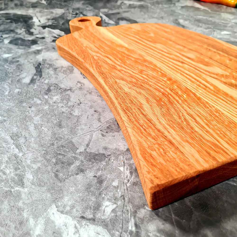 Schneidebrett aus Holz mit Griff