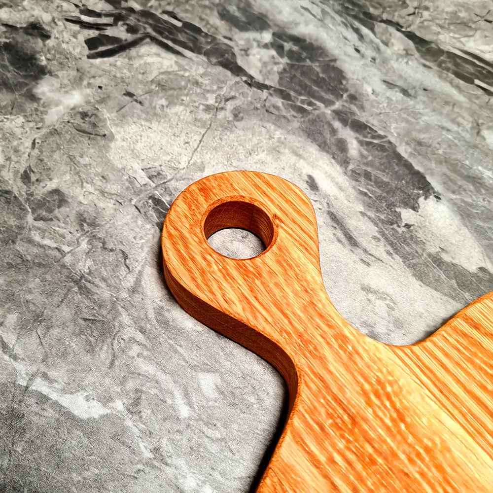 Schneidebrett aus Holz mit Griff