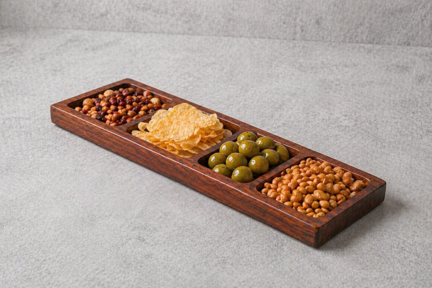 Detailaufnahme eines Servierbretts aus Eiche und Nussbaum mit natürlicher Holzmaserung und 4 Fächern