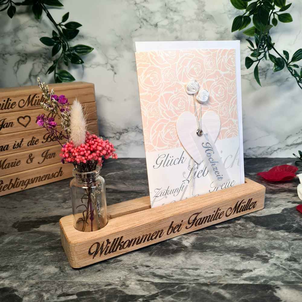 Hochzeitsgeschenk: Personalisierter Kartenhalter aus Eiche mit Gravur und kleiner Vase